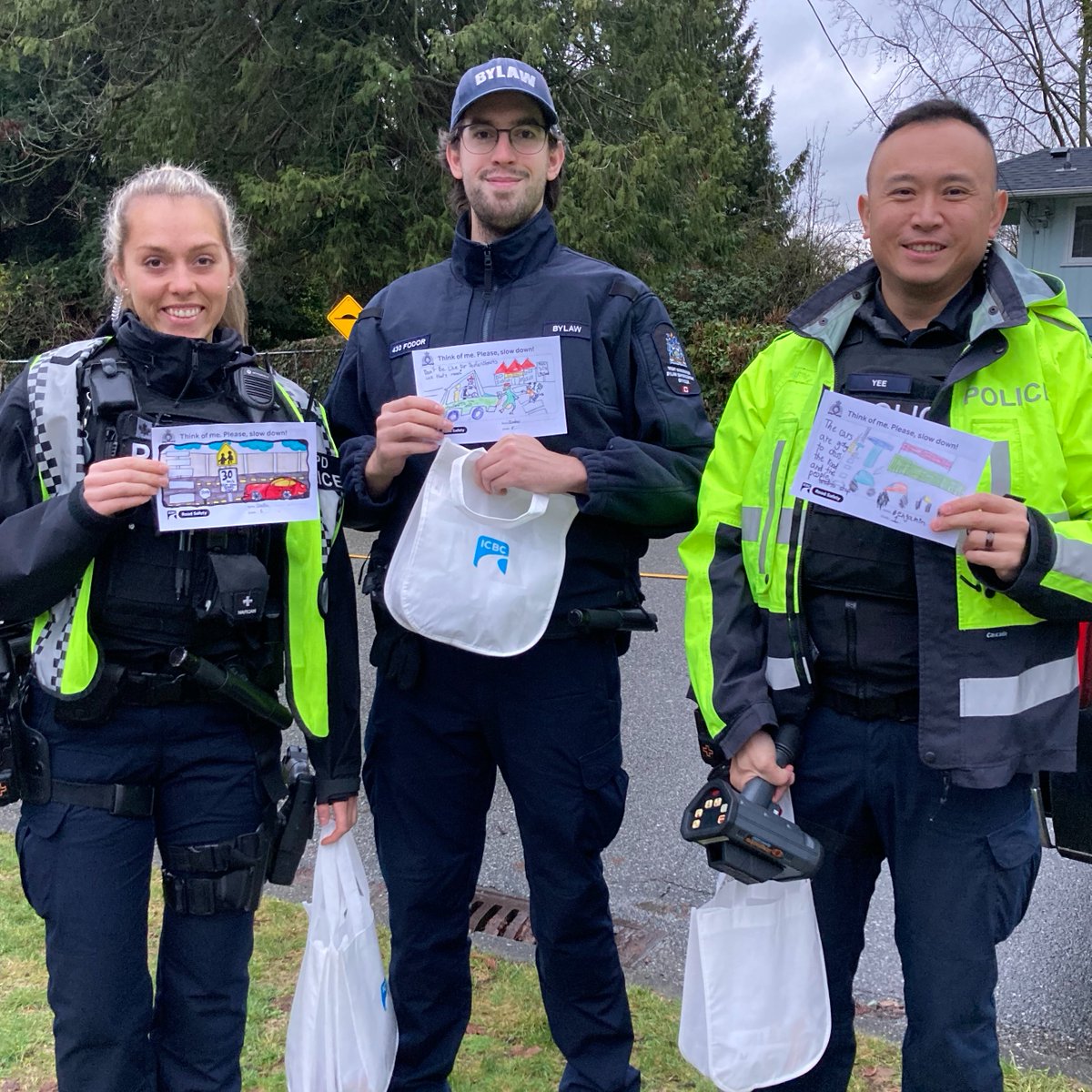 RoadSafetyLou's tweet image. Glad the rain held off for our pop-up road safety blitz @WestVanSchools @ecole_PJ with @WestVanDistrict @WestVanPolice @BeingKulvir @nsscbc @icbc &amp;amp; #speedwatch volunteers. 

🚸Unless otherwise posted, a 30 km/h speed limit is in effect in school zones  8am-5pm🚸

#NoNeedForSpeed