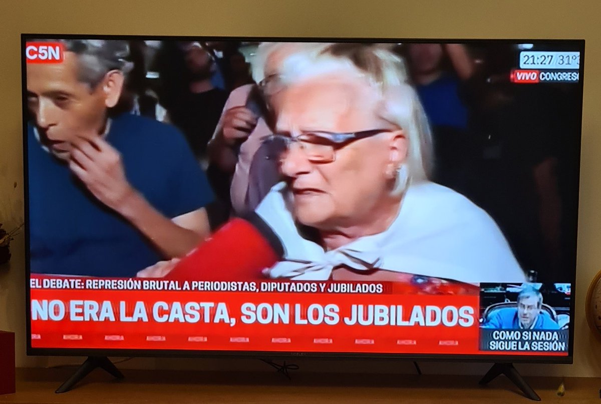 Se llama Ana María y acaba de decir que morirse de hambre o morirse ahí es igual de violento. Si esto no te provoca nada, te podés ir bien a la mierda.