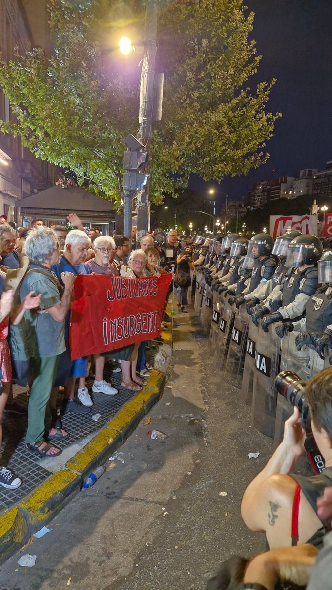 juan_amorin's tweet photo. Foto de nuestro colega @HernanNucera, que se comió 4 balazos de goma durante la cobertura de la represión de la ministra @PatoBullrich. https://t.co/vLqTSkn2Vx