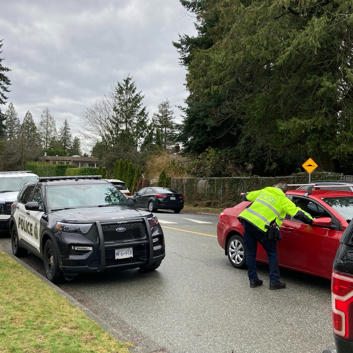 RoadSafetyLou's tweet image. Glad the rain held off for our pop-up road safety blitz @WestVanSchools @ecole_PJ with @WestVanDistrict @WestVanPolice @BeingKulvir @nsscbc @icbc &amp;amp; #speedwatch volunteers. 

🚸Unless otherwise posted, a 30 km/h speed limit is in effect in school zones  8am-5pm🚸

#NoNeedForSpeed