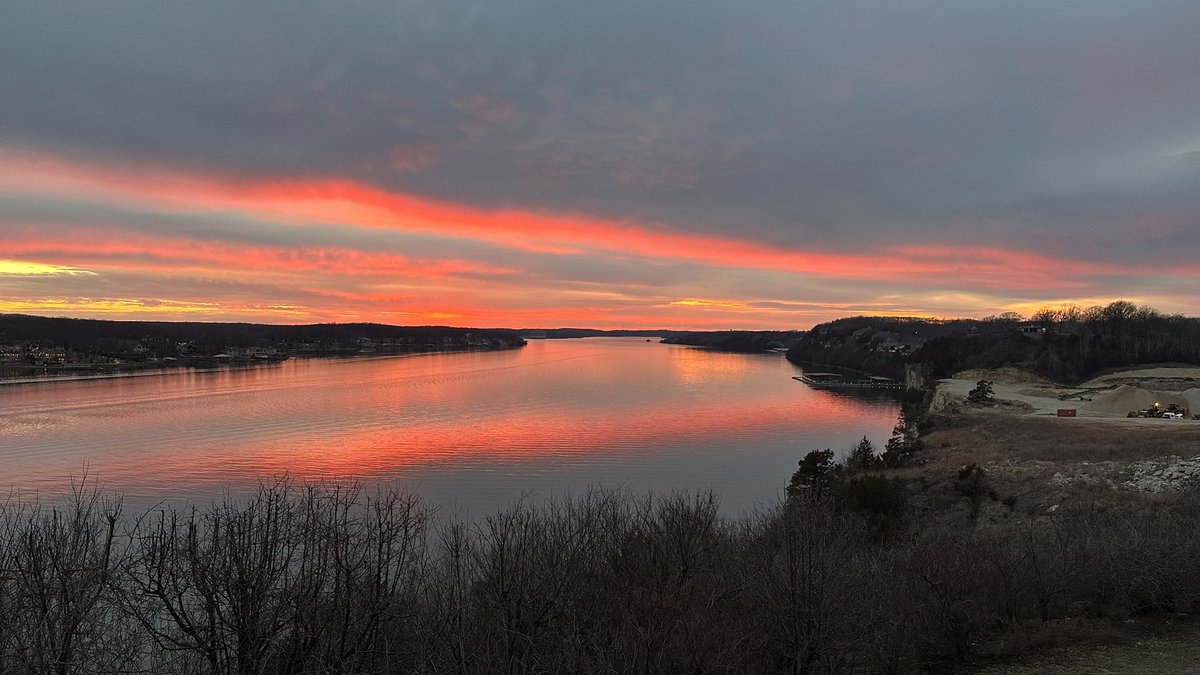BaxtersLO's tweet photo. February is off to a fantastic start here at Baxter’s! The @FunLakeMO looked like a reflecting pool on this beautiful Thursday evening. Enjoy! #SavorTheRomance #RememberTheView @WeatherZach @KOMUMatt @SharonRayWx @JimCantore https://t.co/1qb9JG8EoO