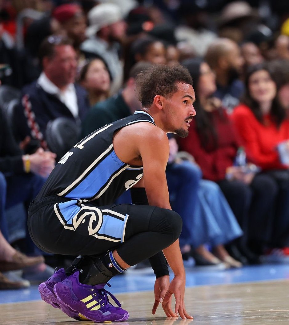 TheDunkCentral's tweet image. Trae Young last season: 
26.2 PPG &amp;amp; 10.2 APG (No All-Star) 

Trae Young this season: 
27.0 PPG &amp;amp; 10.9 APG (No All-Star)