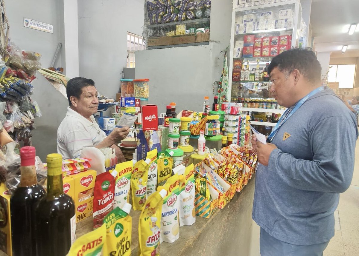 DefPublicaEC's tweet photo. 📍#Loja 

En el Mercado Municipal del cantón #Macará, nuestros defensores públicos realizaron una brigada jurídica, en la cual los comerciantes y moradores del sector, conocieron sobre los servicios legales gratuitos que brinda la institución.

¡Trabajamos en beneficio de las personas más vulnerables del país 👧🏻🧓🏼👵🏼🧒🏻👦🏻!

#SeguimosCreciendo 📈