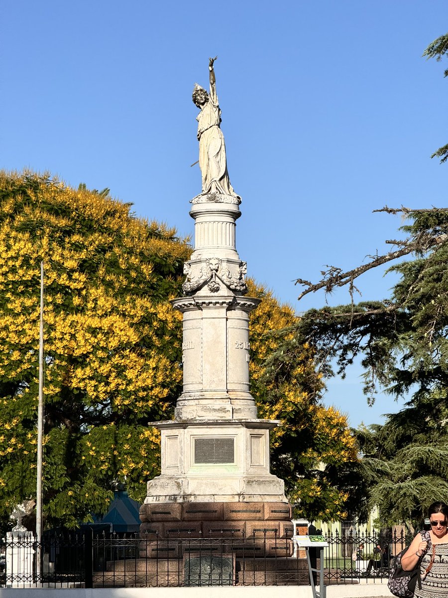 Una triste alegoría de cómo vemos la libertad y la democracia por estos lados ??  No merece un mantenimiento que la haga lucir más digna?