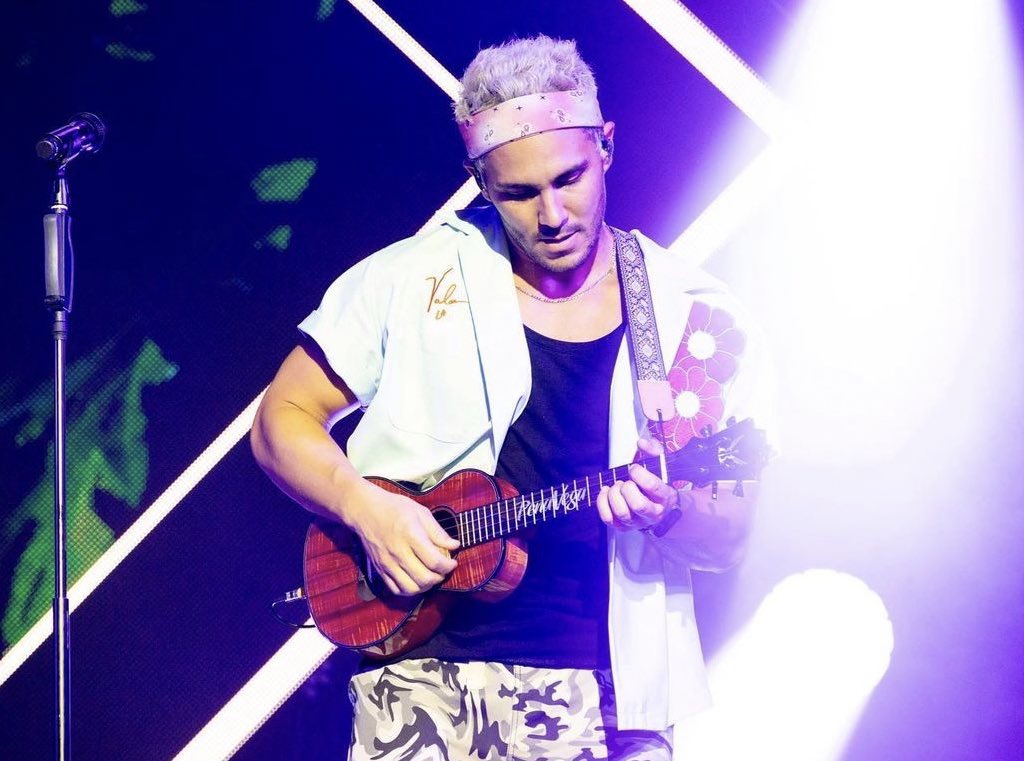rushereternity's tweet photo. I miss this man with his ukelele so much 😭💜 https://t.co/gbNEvBMQUs