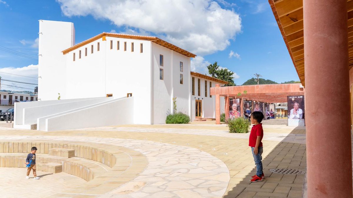 MeyerFalcon's tweet photo. Nos da gusto ver que la gente haga murales comunitarios 🎨 en los espacios públicos que construimos con @SEDATU_mx. 

En San Cristobal de las Casas, Chiapas, transformamos el antiguo rastro en un Centro Cultural y esto fue lo que sucedió 👇 #SanCristóbalLate https://t.co/LTV9CkCsWe