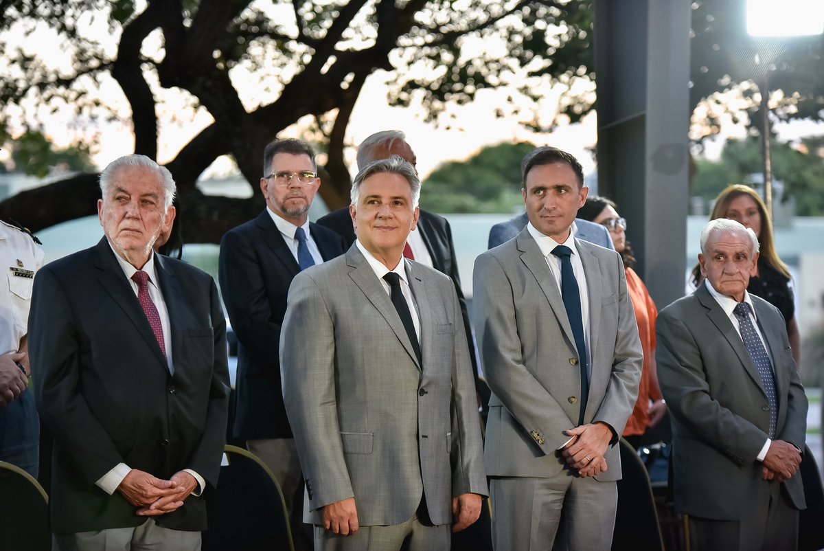 🤝 El acto estuvo encabezado por el gobernador <a href="/MartinLlaryora/">Martín Llaryora</a>, quien estuvo acompañado por el ministro del <a href="/minjusytrabcba/">Ministerio de Justicia y Trabajo</a>, <a href="/JuliLopezOK/">Julián M. López</a> 👩‍🎓👨‍🎓 La graduación se realizó en la escuela de cadetes "Comodoro Salustiano Pérez Estévez" de la ciudad de #Córdoba. #SeguimosHaciendo