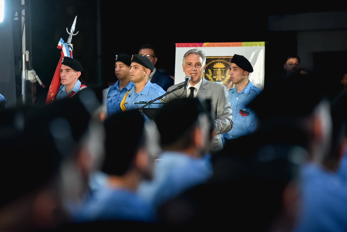 gobdecordoba's tweet photo. 🤝 El acto estuvo encabezado por el gobernador @MartinLlaryora, quien estuvo acompañado por el ministro del @minjusytrabcba, @JuliLopezOK 👩‍🎓👨‍🎓 La graduación se realizó en la escuela de cadetes "Comodoro Salustiano Pérez Estévez" de la ciudad de #Córdoba. #SeguimosHaciendo https://t.co/n3RFWcTOXQ