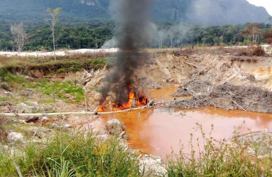 🔴#01Ene | En el marco de la Operación Autana en misiones soberanas de patrullaje y escudriñamiento, la FANB detecta y destruye área usada para la minería ilegal en los límites fronterizos amazónicos con Brasil, Mcpio. Alto Orinoco, teniendo como resultado:
1. Inhabilitación de⬇️