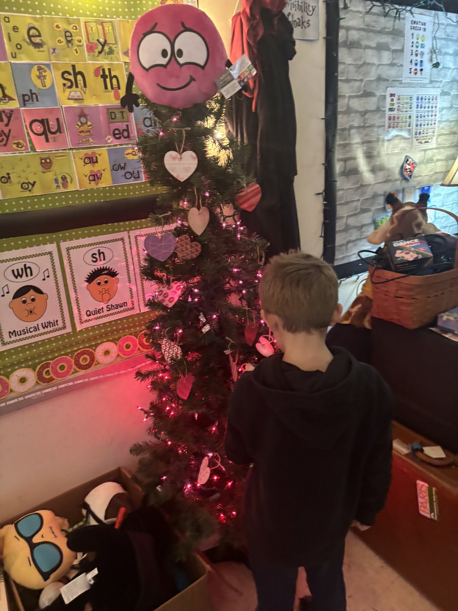 LVEHoffman's tweet photo. Valentine tree is complete with the help of an amazing helper ❤️ #lovespot https://t.co/bdQ1eJY7gb