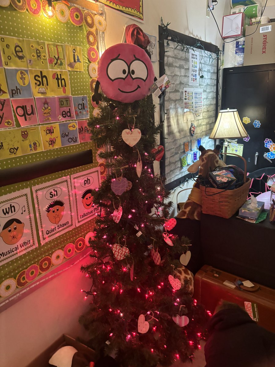 LVEHoffman's tweet photo. Valentine tree is complete with the help of an amazing helper ❤️ #lovespot https://t.co/bdQ1eJY7gb