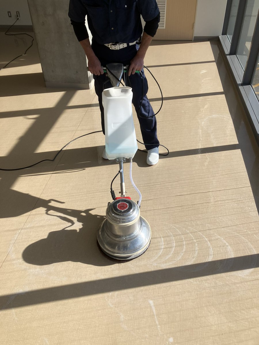 今日から部署異動で新人教育です
ポリッシャーに悪戦してます😌

はじめは皆んな初心者です！
気長に育てていきます😁