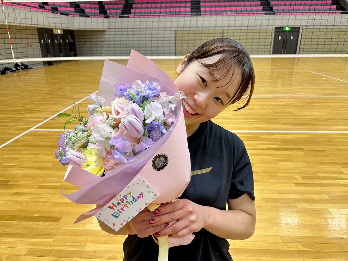 m____y2001's tweet photo. 2.1
やっと同期みんなと同じ23歳になりました😉✌🏼
沢山のお祝いメッセージ幸せでした☺️
ありがとうございます🩷🩷🩷
大好きなこのチームで誕生日を迎えられたこととっても嬉しいです(⌒▽⌒)
23歳！バレーも遊びも全力で楽しみますっ！！！！
これからも変わらず応援してくださいっ https://t.co/3X79HQ4mki
