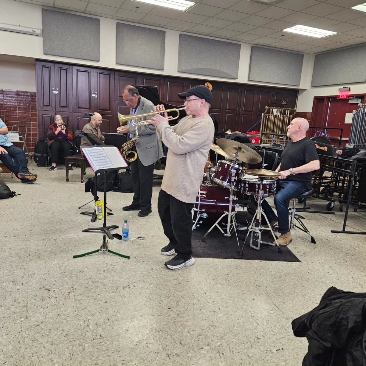 UKTrumpet's tweet photo. Today during studio class, the Brad Goode jazz quintet with Ernie watts presented a short performance and fielded questions from the trumpet, trombone, saxophone, and percussion studios! Brad is an alumnus of the University of Kentucky Trumpet studio! https://t.co/6EJ7MApuUw