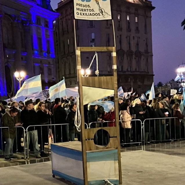 Marcharon en plena pandemia.
Quemaron barbijos.
Llenaron la ciudad de tractores. 
Apedrearon el despacho de la vicepresidenta.
Pusieron horcas en la Plaza de Mayo.

Nunca se les dió ni un bastonazo.

Son los violentos, son los antidemocráticos, son la dictadura.

BASTA DE MILEI