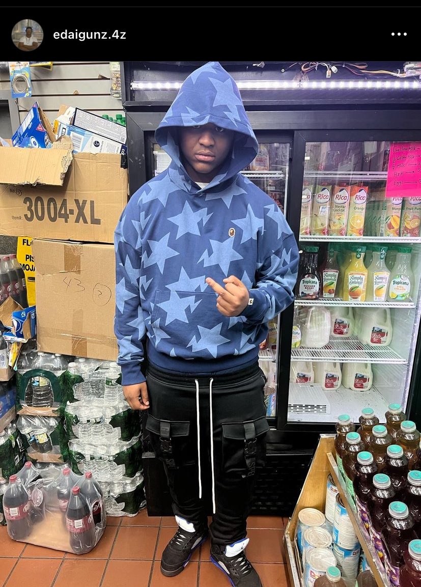 do_bloco7003's tweet photo. 🚨Rapper do Bronx e afiliado do Dthang, Edai Gunz (RPT/YGz/💚🅱️) é liberto após tirar uns dias.. Edai se encontrava preso desde 2020, para quem não conhece Edai é um dos membros mais ativos dos RPT, e segundo as ruas soma alguns corpos também..
#FreeTmac #FreeBando #Onlyfans #YGz https://t.co/B2DXl0nDK0