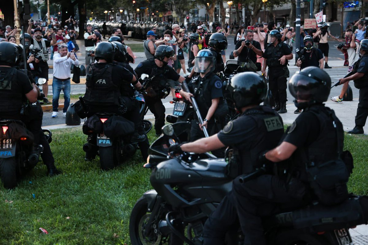 Se quiere votar una Ley que va en contra de los derechos del pueblo. La quieren votar con palos, balas y violencia. ¡Esto no es Democracia! ¡Basta de Represión!