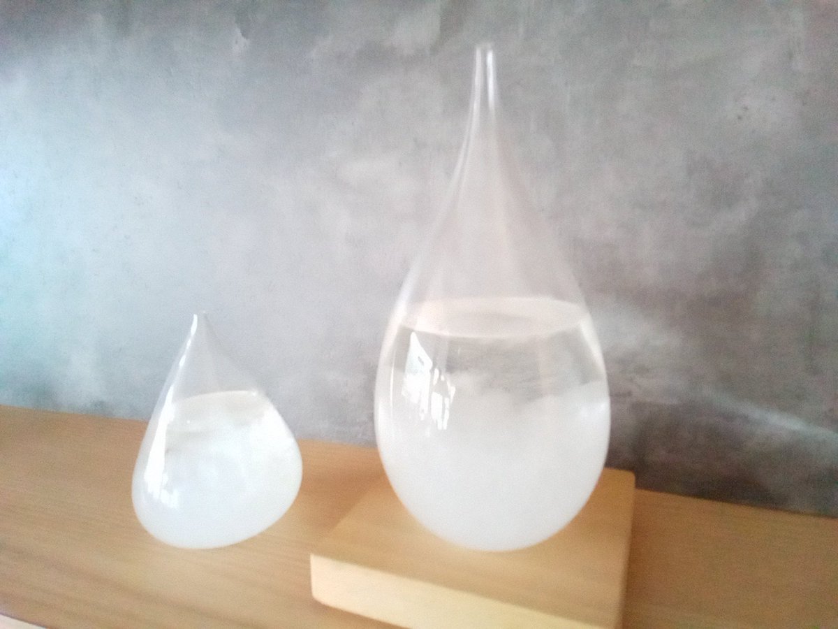 1_kyodo's tweet photo. 天候の変化によって様々な表情の結晶化を繰り返す
#ストームグラス ❄️
ガラスに閉じ込めた樟脳が雪の結晶や羽根のような
繊細な美しさです✨
季節によって景色が変わるように、日々変化する様子を
お楽しみいただけます☺️
#インテリア 好きな方へのプレゼントにも💕
#TempoDrop
#インテリア雑貨 https://t.co/duIxpGkYA2