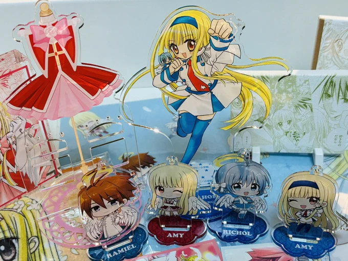 今回出たチャームエンジェルのグッズを、全部並べてみた。こうして見るとめちゃ種類多い…!画面に入りきらない! #チャームエンジェル #チャムエン #ちゃお THEキャラさんの あこがれときめいちゃお!POPUP SHOPで販売中です(2024年2月12日まで)事後通販もあるようです