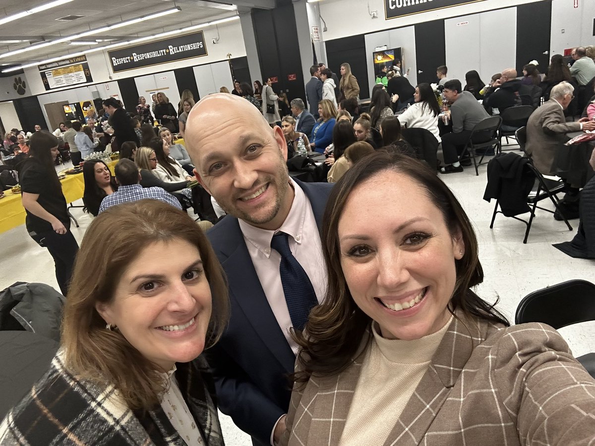 Pride_Pedagogy's tweet photo. Great night celebrating #FoundersDay in @CommackSchools tonight! I am such a proud Commack Administrator #transformativeleadership #LeadershipDevelopment #supportyourPTA https://t.co/mka9dwid9A
