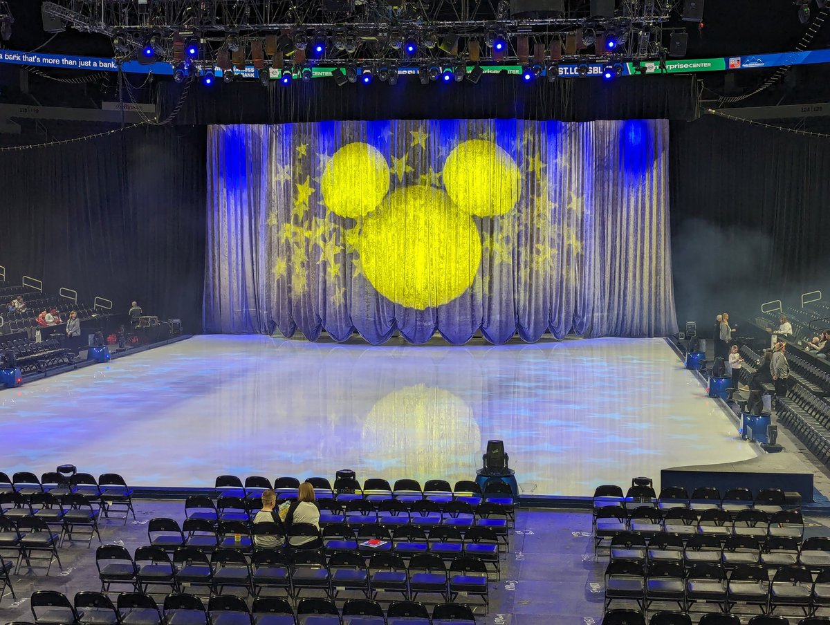 ExpelledThrice's tweet photo. #DisneyOnIce with my daughter. https://t.co/aV3KFUYRSl
