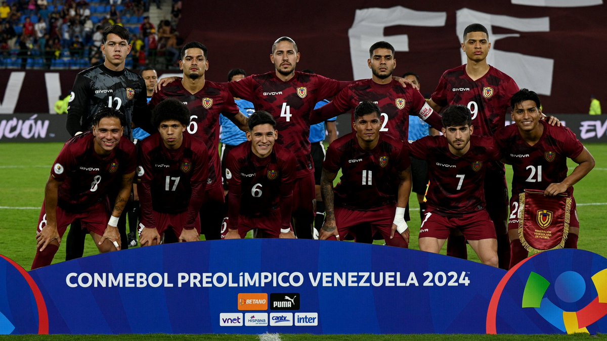 fifaworldcup_es's tweet photo. 🇧🇷🇻🇪🇵🇾🇦🇷

Solo dos de ellos estarán en los @JuegosOlimpicos de París 2024. ¿Quiénes serán? 🤔 https://t.co/TutmGoEhow