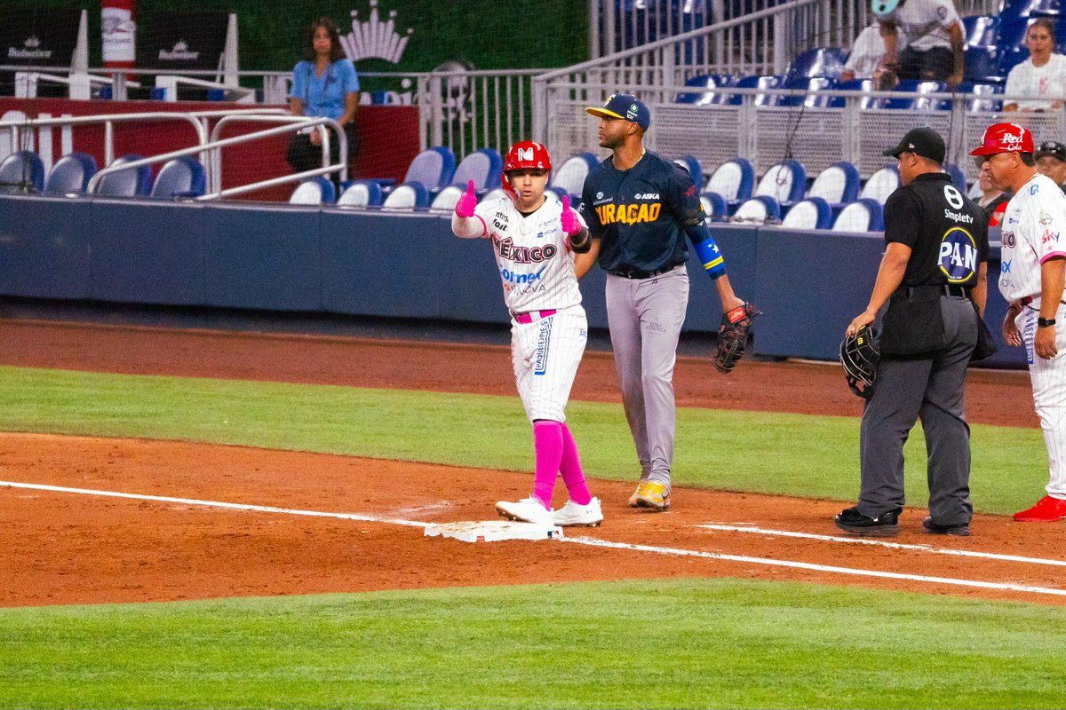 Another #ProPanther representing Mexico at the Series Del Caribe in <a href="/irving_1616/">Irving Lopez</a> 🇲🇽

📸: <a href="/sosafins/">Danis Sosa</a>