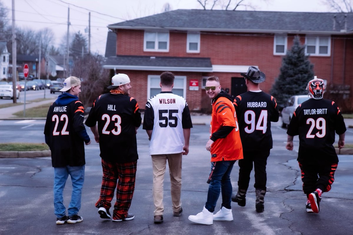 _mlr013_'s tweet photo. hubs &amp; his guys did @Bengals inspired game dey pics pre-wedding &amp; I feel like the team &amp; the world needs to see these 🧡🖤

@Sam_Hubbard_ @ChidobeAwuzie @daxhill5 @CamTaylorBritt_ @ljw21 https://t.co/Bdz6BtYytJ