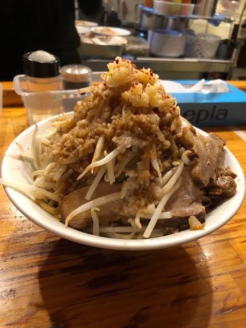 Songgenics_CL's tweet photo. 【にぼ次郎　様】

〒525-0059 滋賀県草津市野路１丁目１２−２３
077-562-0730

南草津駅すぐのラーメン屋さん🍜✨

なんと野菜と油とタレがマシマシ無料！
煮干しが効いていて食べ応え抜群😤

太麺好きはハマること間違いなしです🤤

是非一度ご賞味ください！ https://t.co/IgYSyINFby