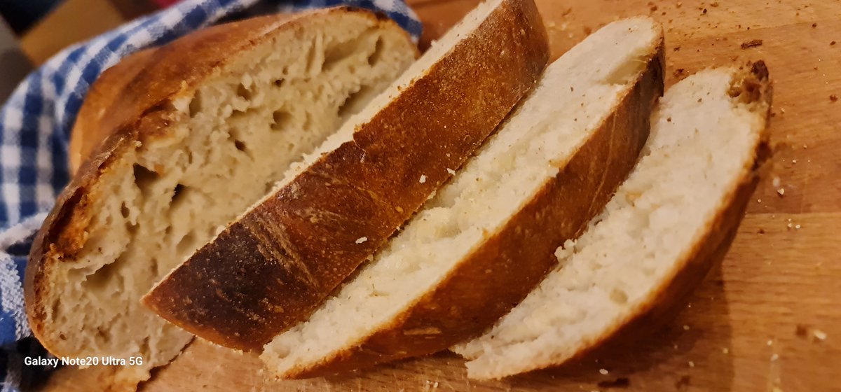 What you don't do for your loved ones ♡ My husband wanted fresh bread for breakfast before work. So I prepared the dough the day before yesterday and got up at 5 o'clock this morning to bake it. Spelt bread, was very tasty!
#baking #bread #lovetobake