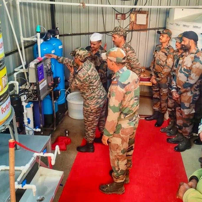 Saluting the selfless service of the #IndianArmy, Wilmar dedicated a 1000 LPH Livinguard Pro Drinking Water Solution to #BaldEagleBrigade at Lakhpat, #Kutch. The facility will provide safe drinking water to troops in border areas.

#ProgressingJk #Nashamuktjk #VeeronkiBhoomi