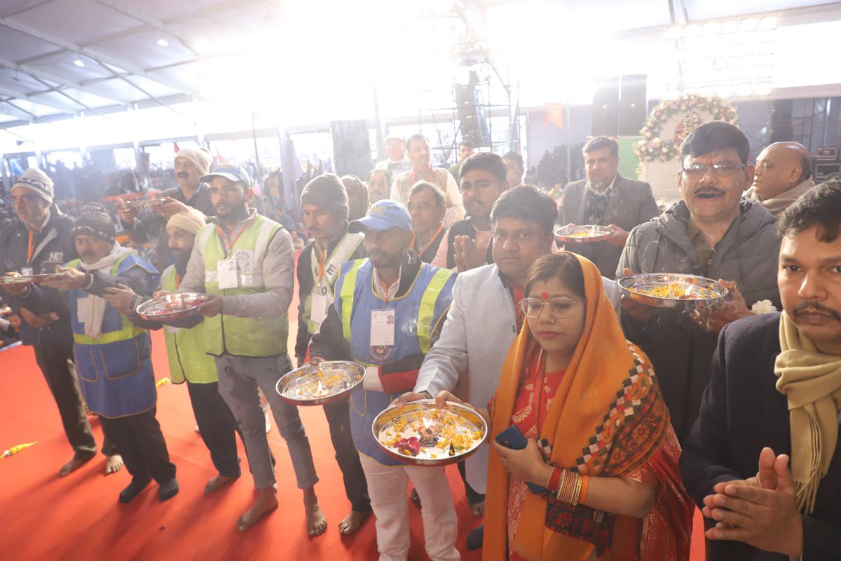 ये आरती की थाल पकड़े जो सफ़ाई कर्मचारी दिख रहे है ये कोई वीआईपी नहीं है ये आम आदमी है और समाज में पिछड़े कहे जाते है लेकिन हमारे सरकार की नज़र में “नर ही नारायण है” उनके लिए सब एक समान है मंच पर आने से पहले उन्होंने निर्णय लिया आज के कथा की आरती सिर्फ़ सफ़ाईकर्मी ही करेंगे…ऐसे