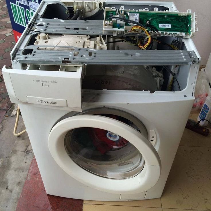 Why is my washing machine making a really loud noise when spinning? 

Most often, this is caused by drum bearing failure. One way of testing is by spinning the drum by hand. If it's noisy, the bearings will need replacement. #whatsapp
0701828873 #repair
#washingmachinerepair