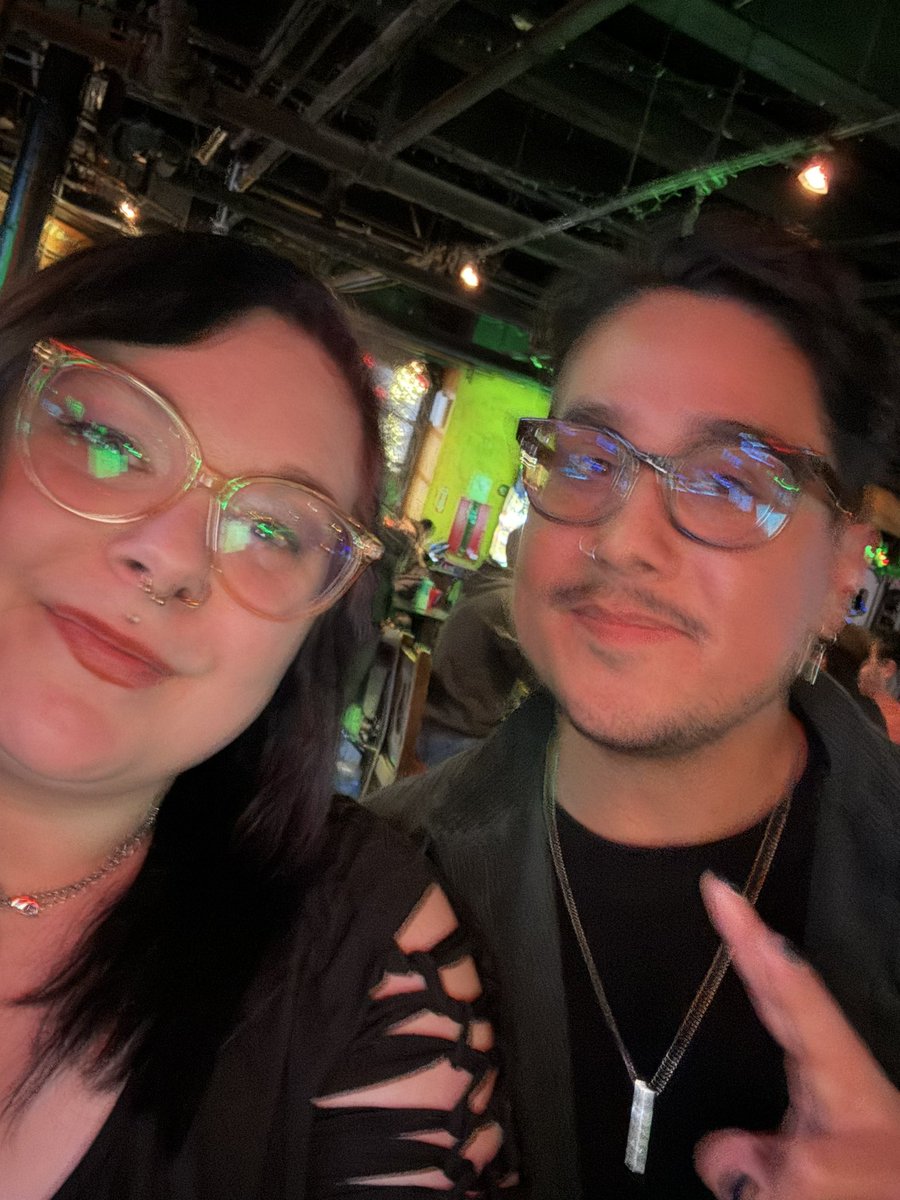 Caitlyns_Lifee's tweet photo. I WOULD LITERALLY LISTEN EVERYDAY ALL DAY!!! Was awesome and so thankful I got to meet you in Boston after the show 😊😁 @roryspencer @dayseeker https://t.co/Sq8pbpLyXn