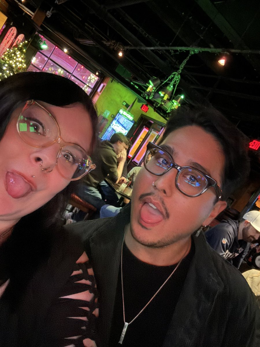 Caitlyns_Lifee's tweet photo. I WOULD LITERALLY LISTEN EVERYDAY ALL DAY!!! Was awesome and so thankful I got to meet you in Boston after the show 😊😁 @roryspencer @dayseeker https://t.co/Sq8pbpLyXn