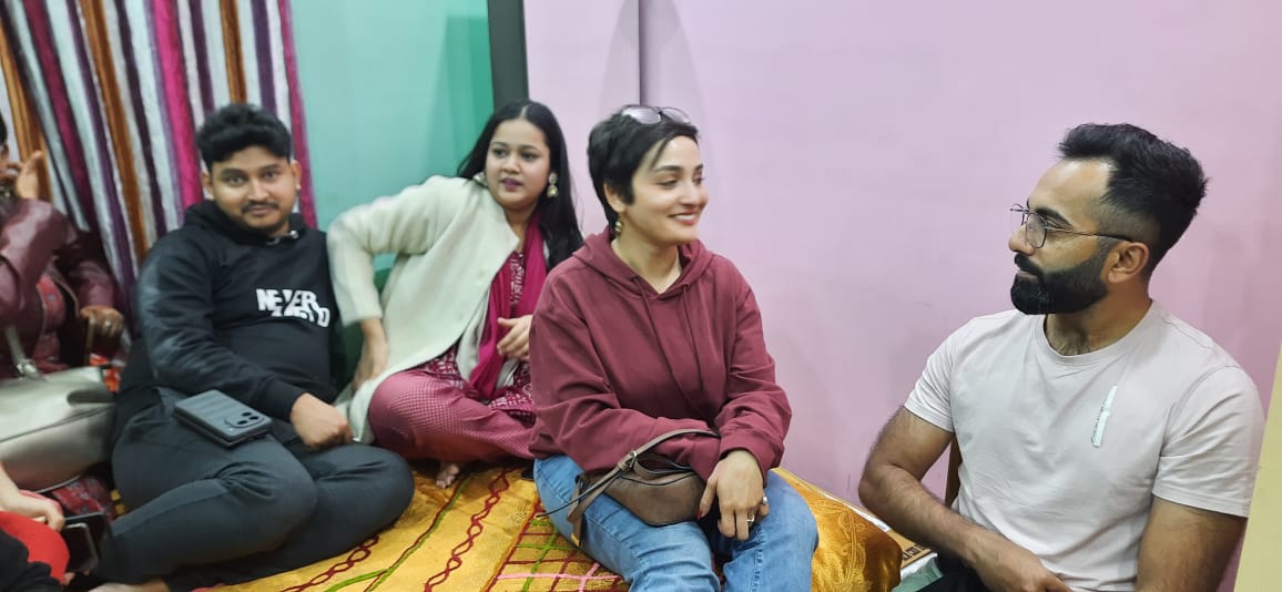 Aurgho_'s tweet photo. Saalo-saaliyon ke beech baith kar aankho-aankho mein romance karne ka alag hi mazaa hai. ☺️ https://t.co/yp4TpVZt4N