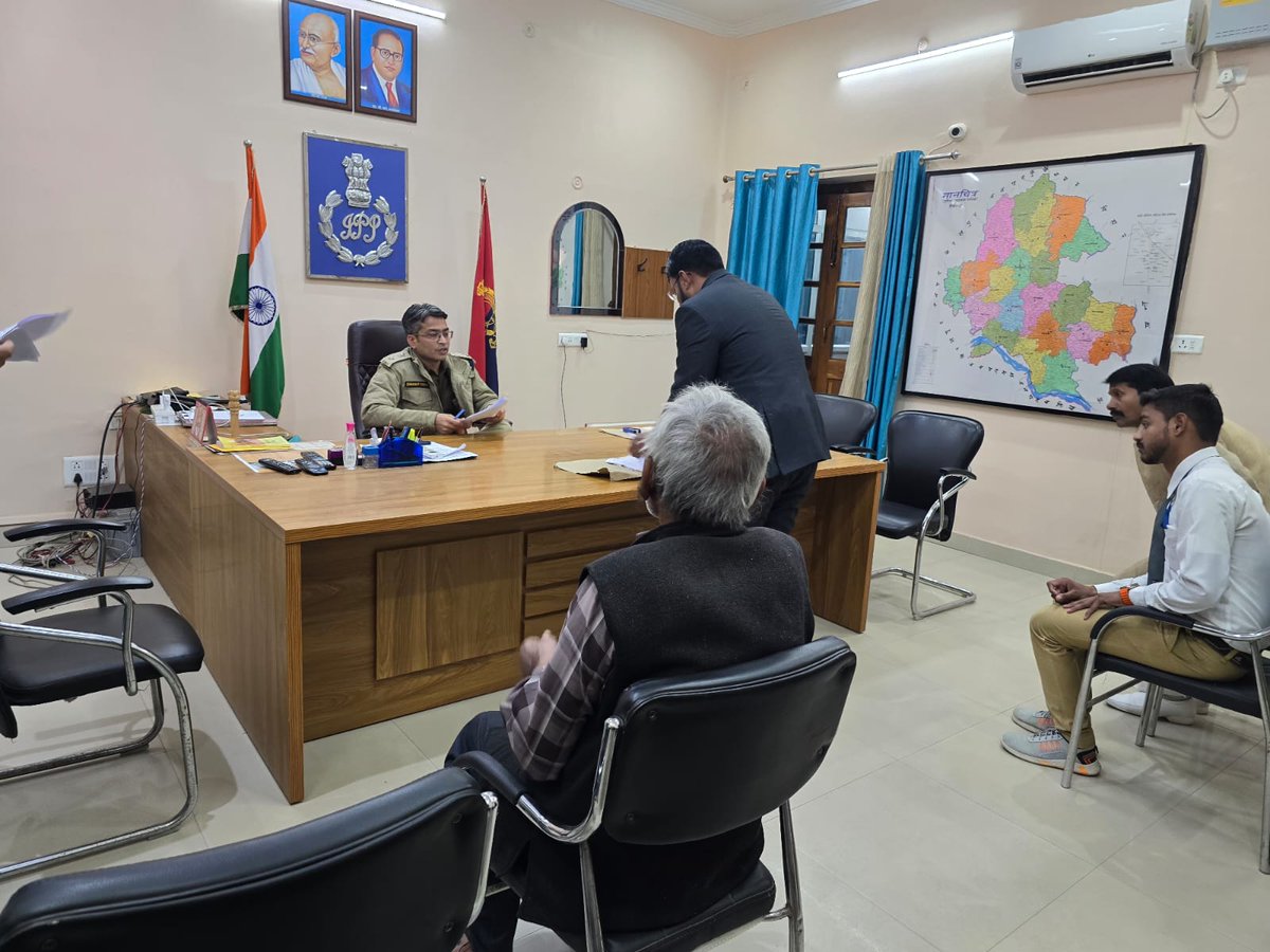 DeoriaPolice's tweet photo. #DeoriaPolice पुलिस अधीक्षक देवरिया द्वारा पुलिस कार्यालय में #जनसुनवाई के दौरान आमजन की शिकायतों को सुनकर उनके त्वरित निस्तारण करने हेतु संबंधित को आवश्यक दिशा-निर्देश दिये गये। #UPPolice https://t.co/8zLYqsFq4c