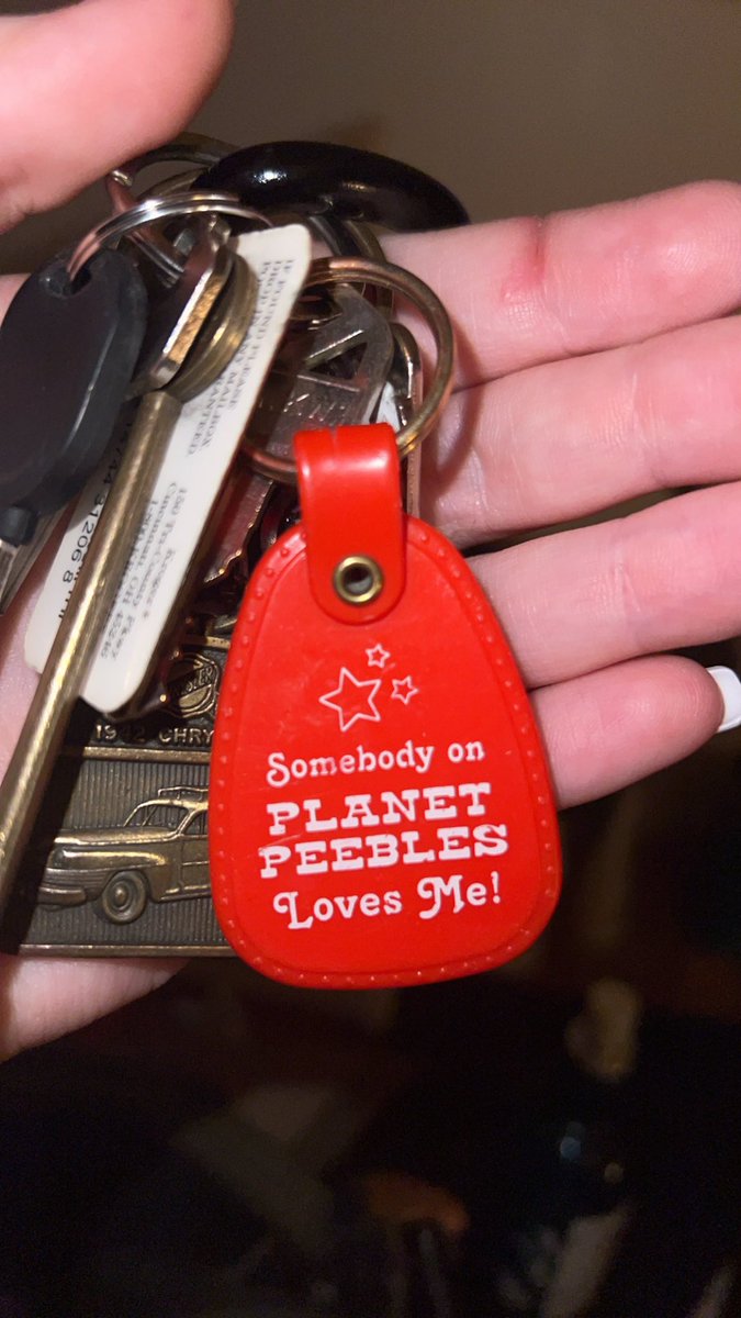 anyone still have their planet peebles keychain?? mine has held up for yearsss