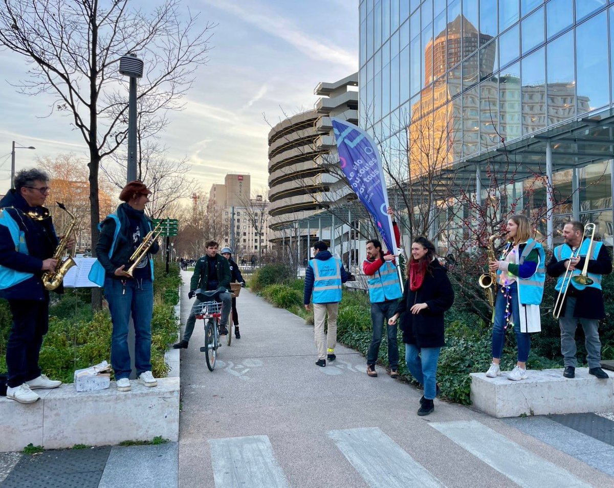 LaVilleaVelo's tweet photo. Plus qu’une association de circonstance… une COALITION #MODESACTIFS DURABLE🙌!
Ils sont engagés à nos côtés sur les #OpérationsPiéton : @Droitspieton69 @maisonvelolyon @LaRueEstANous69➕ @praxiedesign venue prêter main forte 👋🏻!
MERCI🫂 https://t.co/bPi4IXYXer