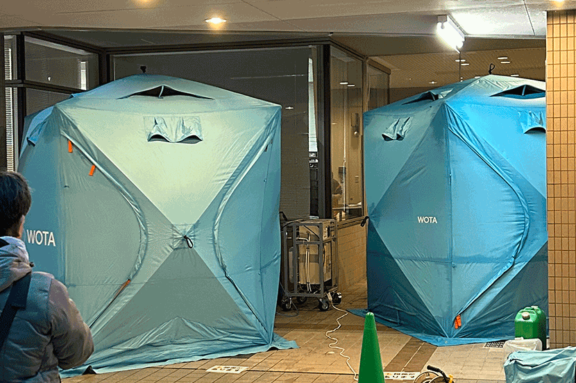 SoftBank's tweet photo. ソフトバンクでは、必要とする自治体や避難所での手洗いや入浴支援として「WOSH」「WOTA BOX」の運用サポートを実施しています。
最新の設置状況はこちらをご確認ください。
https://t.co/AKp0jJHsxn https://t.co/Eyh63xaFk4