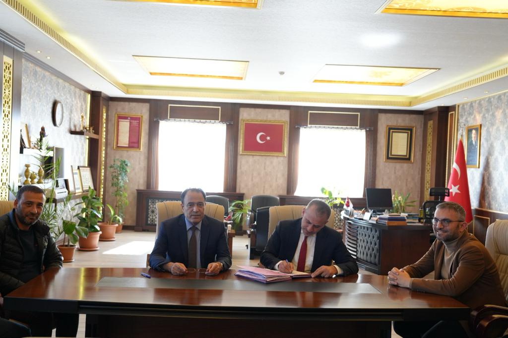 tezkoopissndk's tweet photo. Bingöl Üniversitesi ve bağlı işyerlerini kapsayan toplu iş sözleşmesi 31 Ocak 2024 tarihinde imzalandı. @bingoluni2007 https://t.co/toq6SfuZrt https://t.co/ra6i2JAQLk
