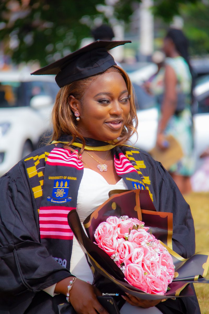 Since no one booked me, I decided to SHOOT my SHOT😪 Tag Her #graduation #summer #congregation #congratulations #sunshine #photographs #photography #campus #campuslife #portrait #legon #UGIS75 @universityofghana @KwameKo @__theSeyram