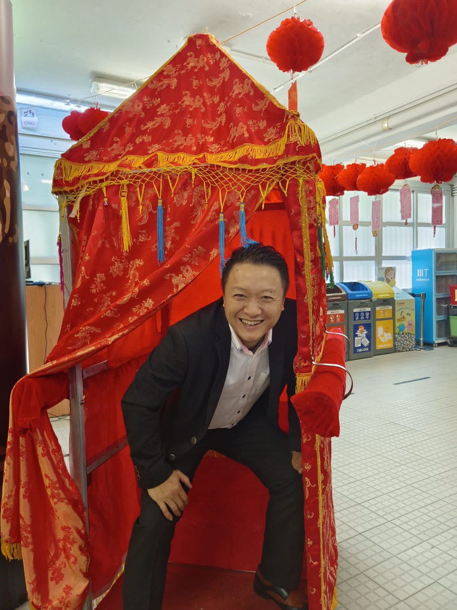 CK_Lau_HK's tweet photo. Invited by Principal Chen, I participated in the Chinese Culture Day of Lei Muk Shue Catholic Primary School. There were many props and scenes for filming. The event was very successful and very interesting, allowing students and parents to have a happy day. 😊😊
#ChineseYear
#ChineseCostumeDay
#TsuenWanDistrictCouncillor
#LauChungKong