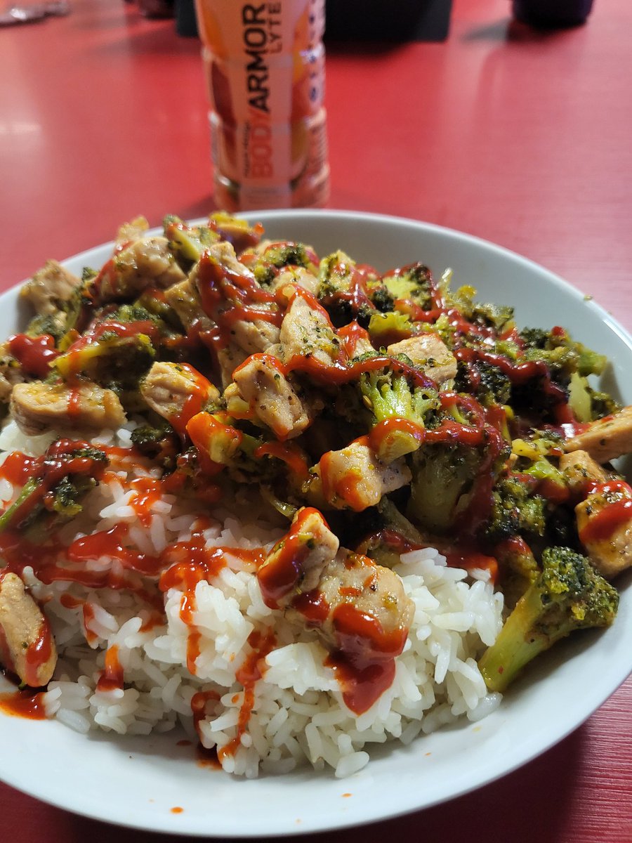 bomberoweech's tweet photo. Tried a new sauce by mixing honey with @ElYucateco and a pinch of sugar. In a pork and broccoli stir fry. Salió bien. 🔥🌶🫰
#WorkDinner 👨‍🚒 https://t.co/vebLMttGnO
