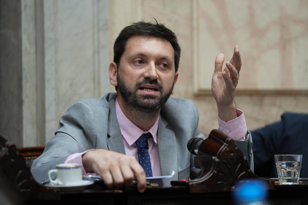 🏛️ | "El presidente no puede apuntar mal la motosierra. Y fue nuestro Bloque quien planteo con toda la fuerza posible que no podían ser una válvula de ajuste nuestros jubilados. Esa va a ser una Argentina que va a seguir doliendo".
📲 youtube.com/watch?v=-i0Xwi…