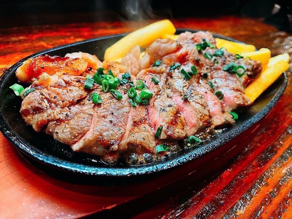 bobs_ribs's tweet photo. 本日の日替わりランチは
「テッパン！ビーフリブステーキランチ」¥1,700(税込）です
厳選したリブロース部位のカットステーキ（150g）を、特製ステーキソースと共にお召し上がりいただきます
金曜日の定番メニュー
欲張りな方には300gに増量→2,900円でも承ります
サラダ、ポテト、ライス、スープ付き https://t.co/O8yt3WxX2o