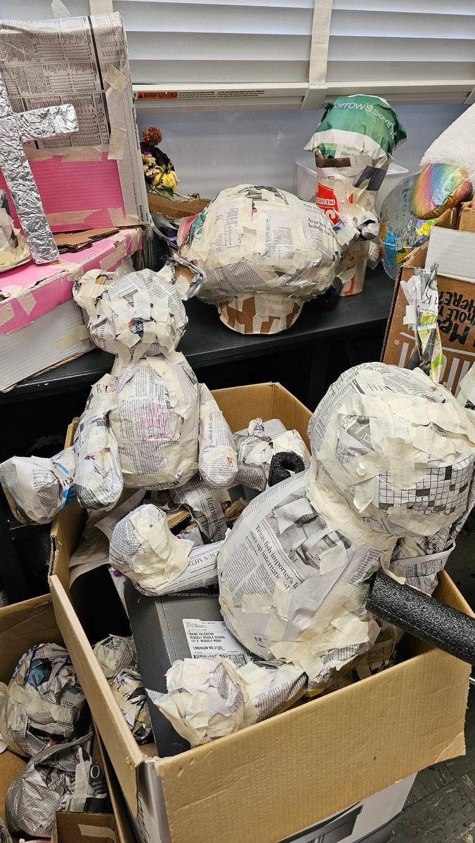 MsValentineRMS's tweet image. Paper mache everywhere! 7th graders make sacred objects from recycled materials and discuss how art gives value to things.
@TeamRidgely @BarishSeth @MDartED @RTwentey @cgibson5bcps @CrayolaEdu