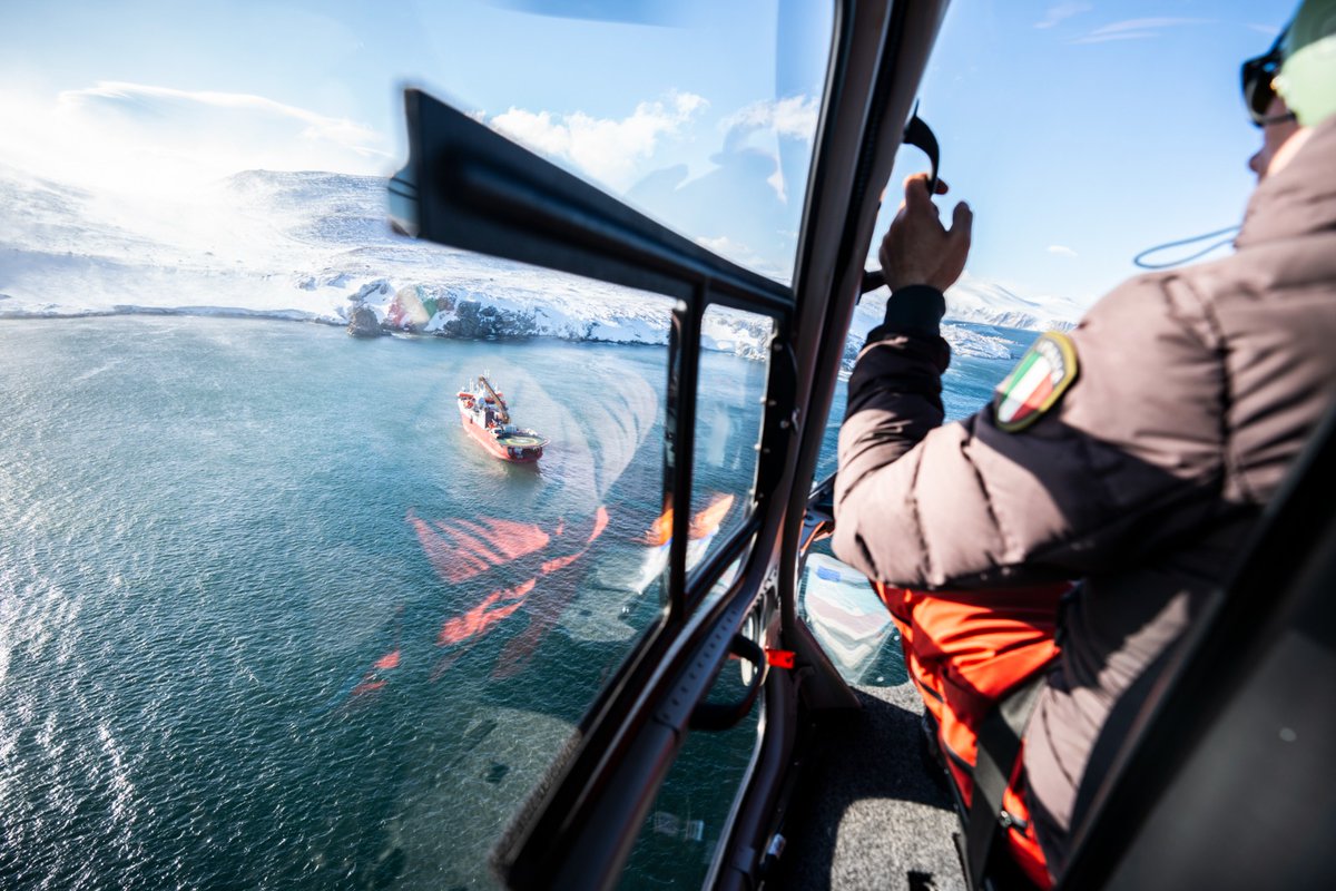 Imagine this team's luck when they had to be dropped off to the Laura Bassi research vessel via helicopter because the winds were too high for the barge! What better way to see the sights of Terra Nova Bay 🚁 #FlydayFriday #RossSeaVoyage2024 📷 Lana Young