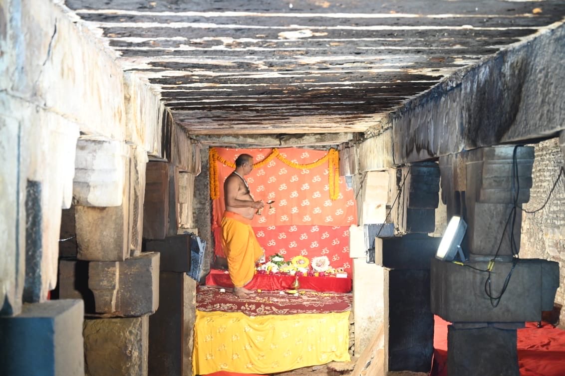 Manishpandeymi1's tweet image. ये ज्ञानवापी हैं।इसको सहेज कर रख लें...
क्योंकि ऐसे ही हमारे रामलला टेंट से महलों तक पहुंचे।
टूटी खंडहर में गमछा से ढक कर पहली पूजा अर्चना की गई।
@AcharyaPramodk