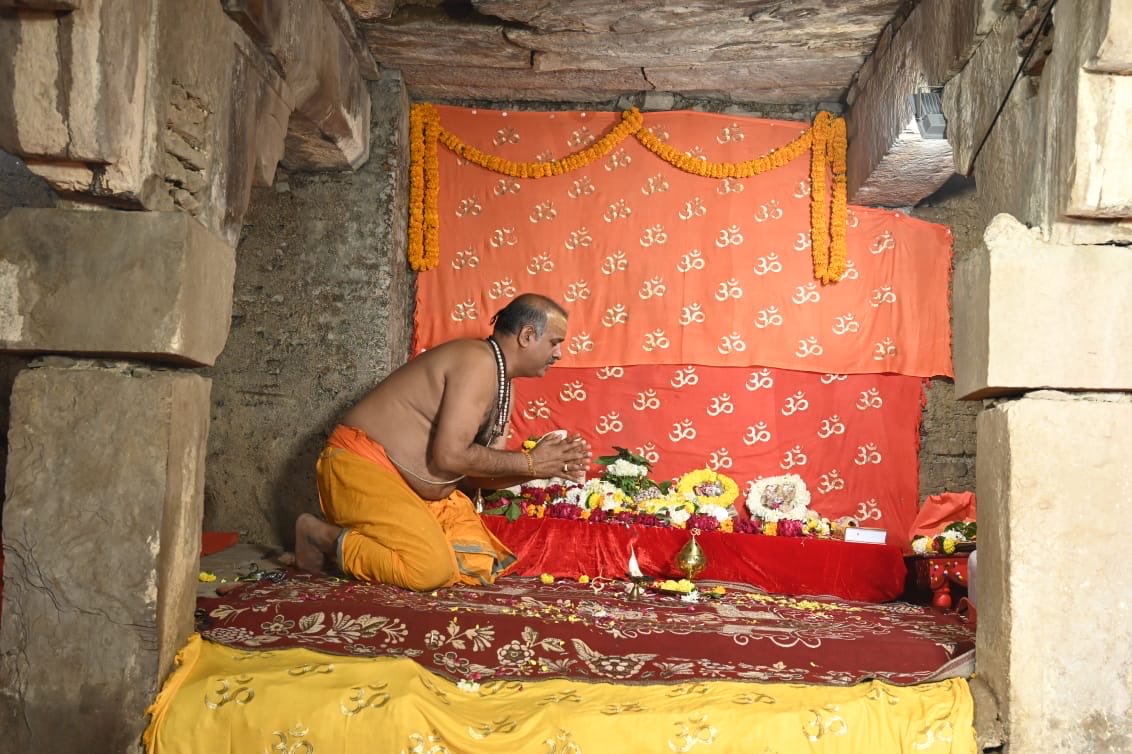 Manishpandeymi1's tweet image. ये ज्ञानवापी हैं।इसको सहेज कर रख लें...
क्योंकि ऐसे ही हमारे रामलला टेंट से महलों तक पहुंचे।
टूटी खंडहर में गमछा से ढक कर पहली पूजा अर्चना की गई।
@AcharyaPramodk